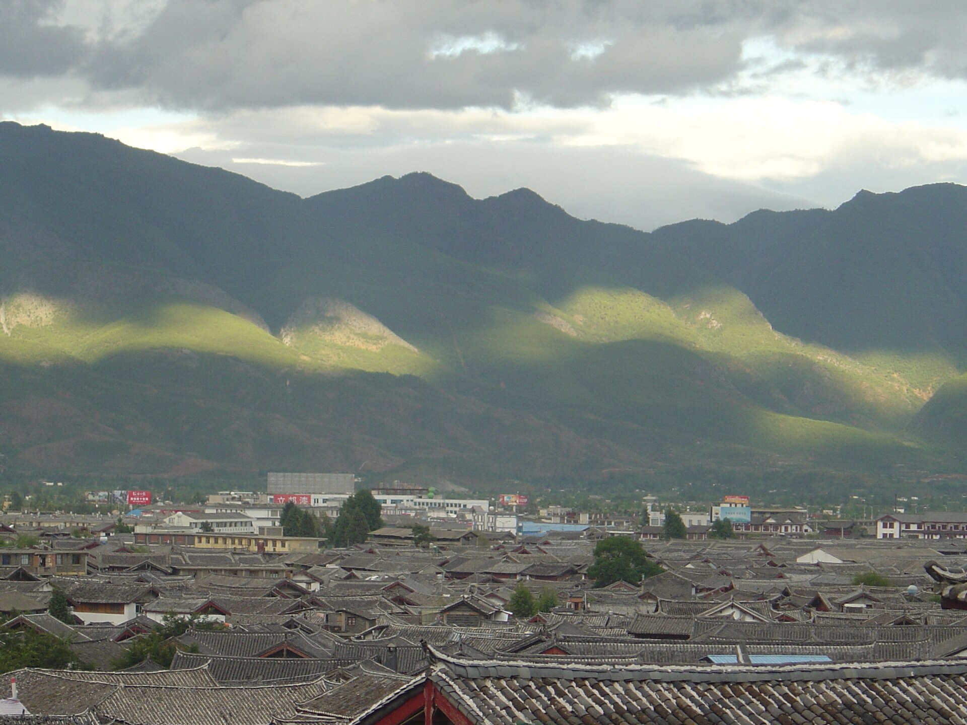 Lijiang old town rooftops